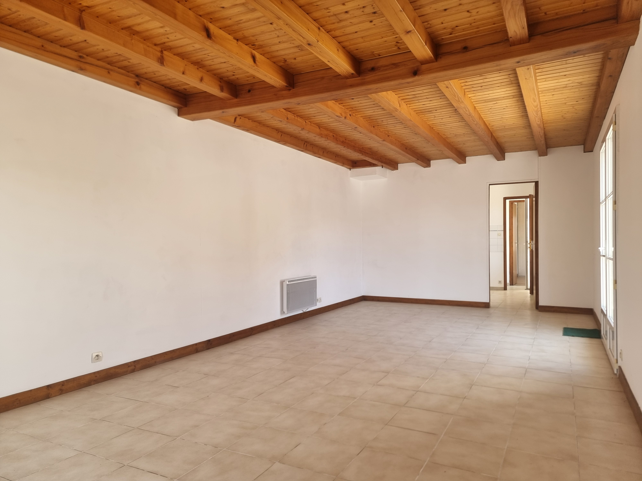 SINGLE-STORY 72 m² - 2 BEDROOMS, TERRACE, AND PARKING SPACE; near the beach and shops 2